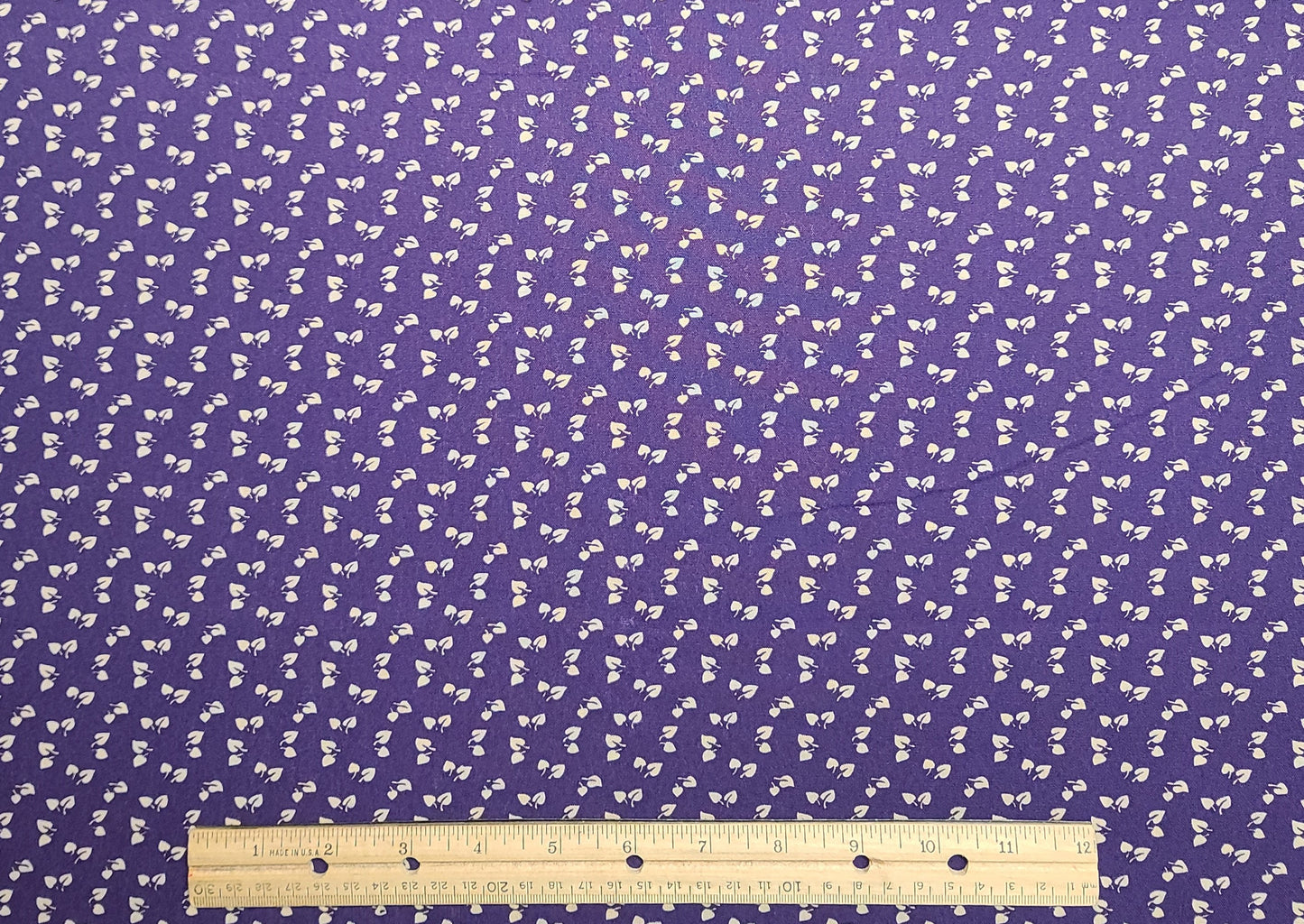 Peter Pan Fabrics Inc - Dark Purple Fabric / Cream Leaf Print