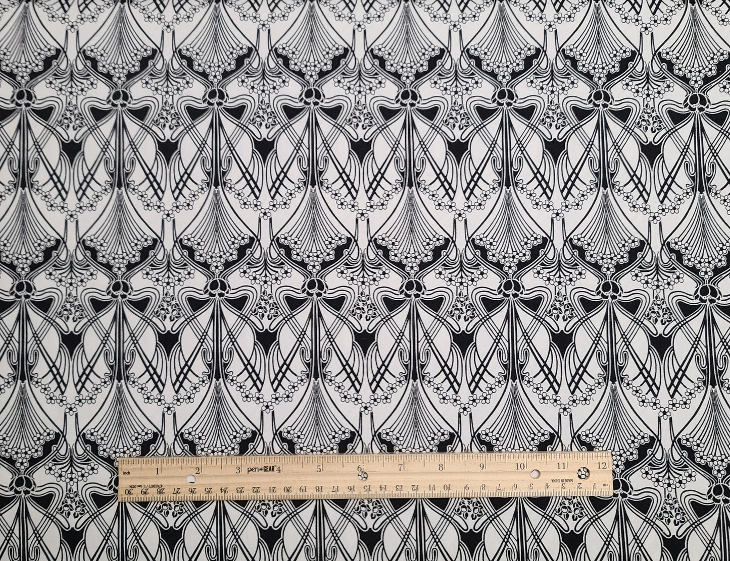 Robert Kaufman "Night & Day" D#8748 - White Fabric / Black Print