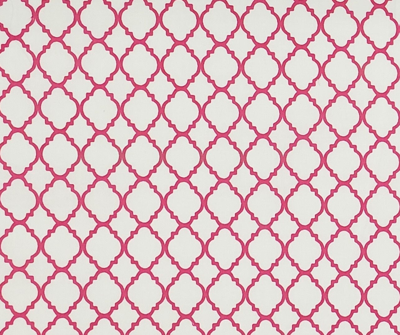 White Fabric / Bright Pink Lattice-Shaped Outline