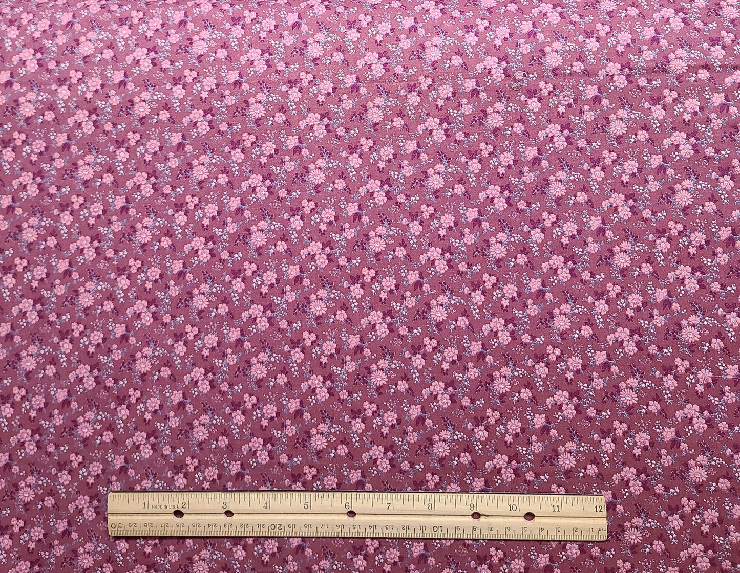 Peter Pan Fabrics Inc - Rose Fabric / Burgundy, Pink and White Flower Print